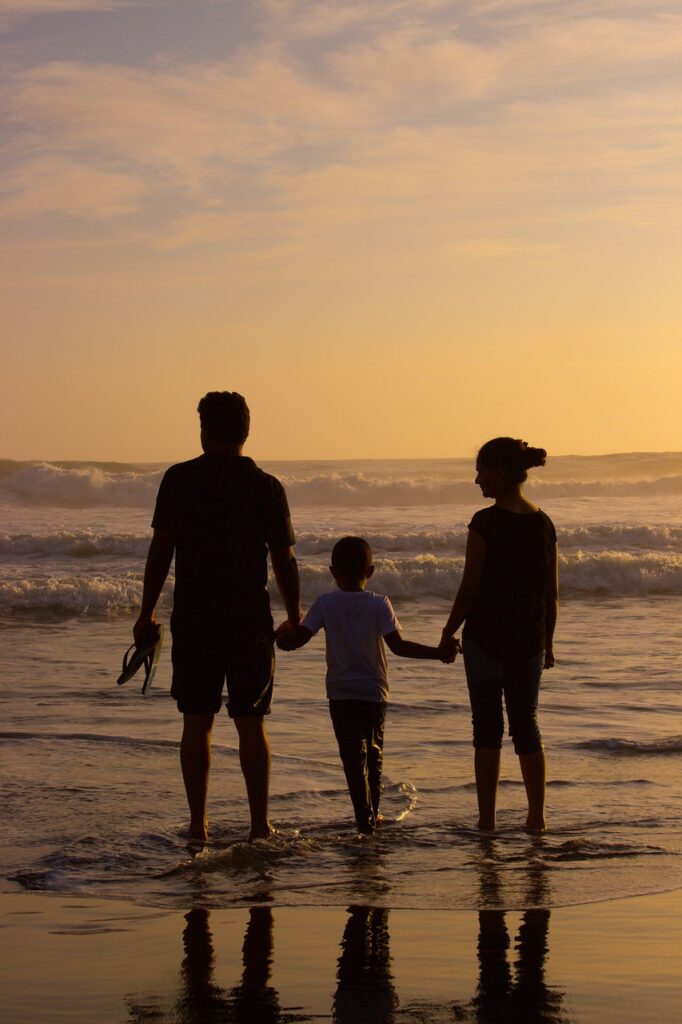 Familie på strand som illustrer pliktdelsarv